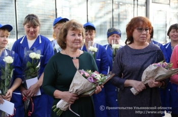Губернатор Сергей Морозов посетил АО «Тепличное», где провёл совещание по вопросам модернизации комплекса и поздравил его сотрудниц с Международным днём сельских женщин.