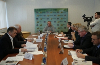 Губернатор Сергей Морозов поручил ускорить темпы подготовки к весенним полевым работам в хозяйствах региона