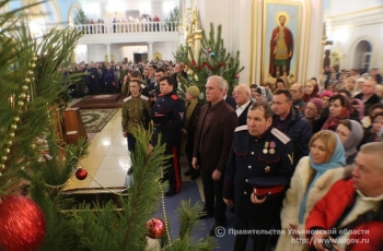 В ночь с 6 на 7 января глава региона посетил рождественскую службу в Спасо-Вознесенском кафедральном соборе и поздравил прихожан с праздником.