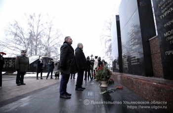 9 декабря в региональном центре прошла торжественная церемония возложения цветов к монументу воинской славы «Вечный огонь» и мемориалу воинам-интернационалистам.