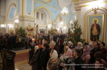 В ночь с 6 на 7 января Губернатор посетил рождественскую службу в Спасо-Вознесенском кафедральном соборе и поздравил прихожан с праздником.