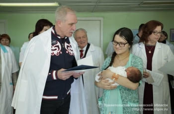 Губернатор Сергей Морозов поздравил женщин, родивших детей в Международный женский день