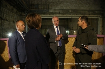 Губернатор Сергей Морозов осмотрел помещения будущего центра и познакомился с концепцией его работы.