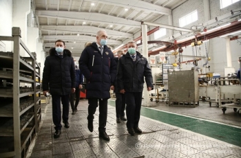 1 февраля Губернатор Сергей Морозов посетил предприятие и осмотрел сборочный конвейер моторного завода
