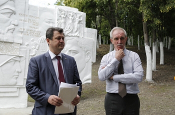 25 июня Губернатор Сергей Морозов осмотрел в парке Дружбы народов площадки Азербайджанской и Армянской ССР, на которых ведутся работы по благоустройству.